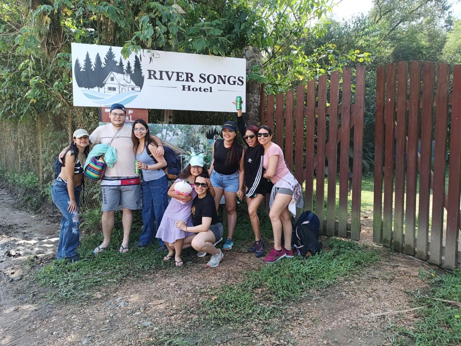 River Song'S Hotel ميندو المظهر الخارجي الصورة